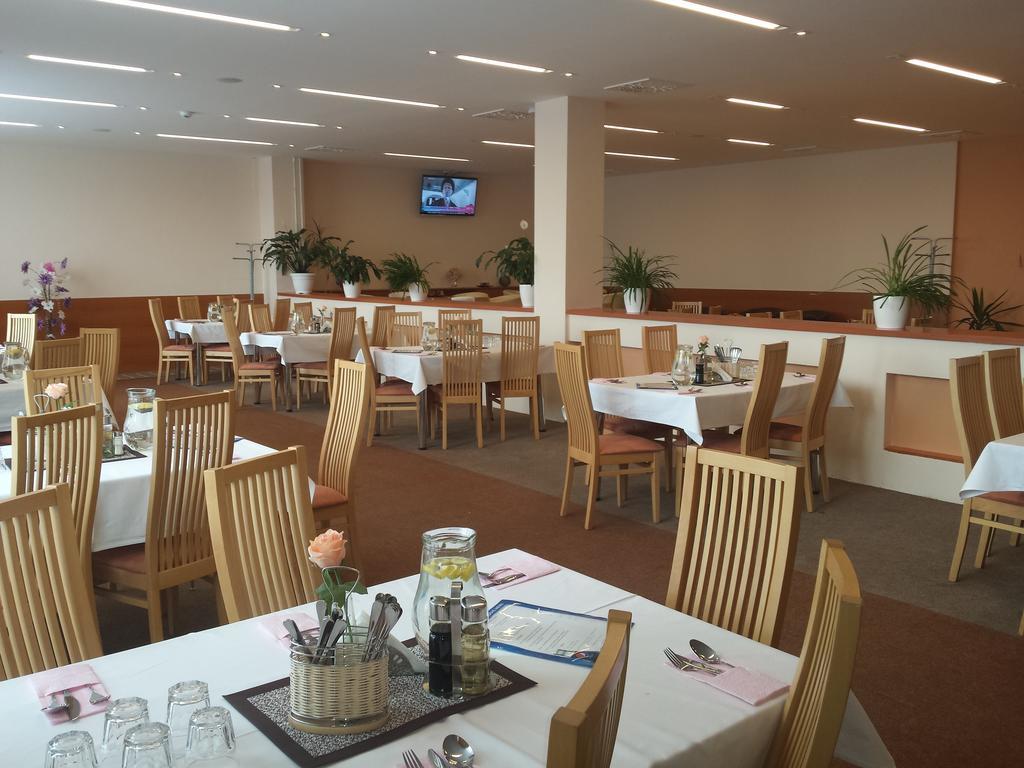Hotel Lineas プレショフ エクステリア 写真