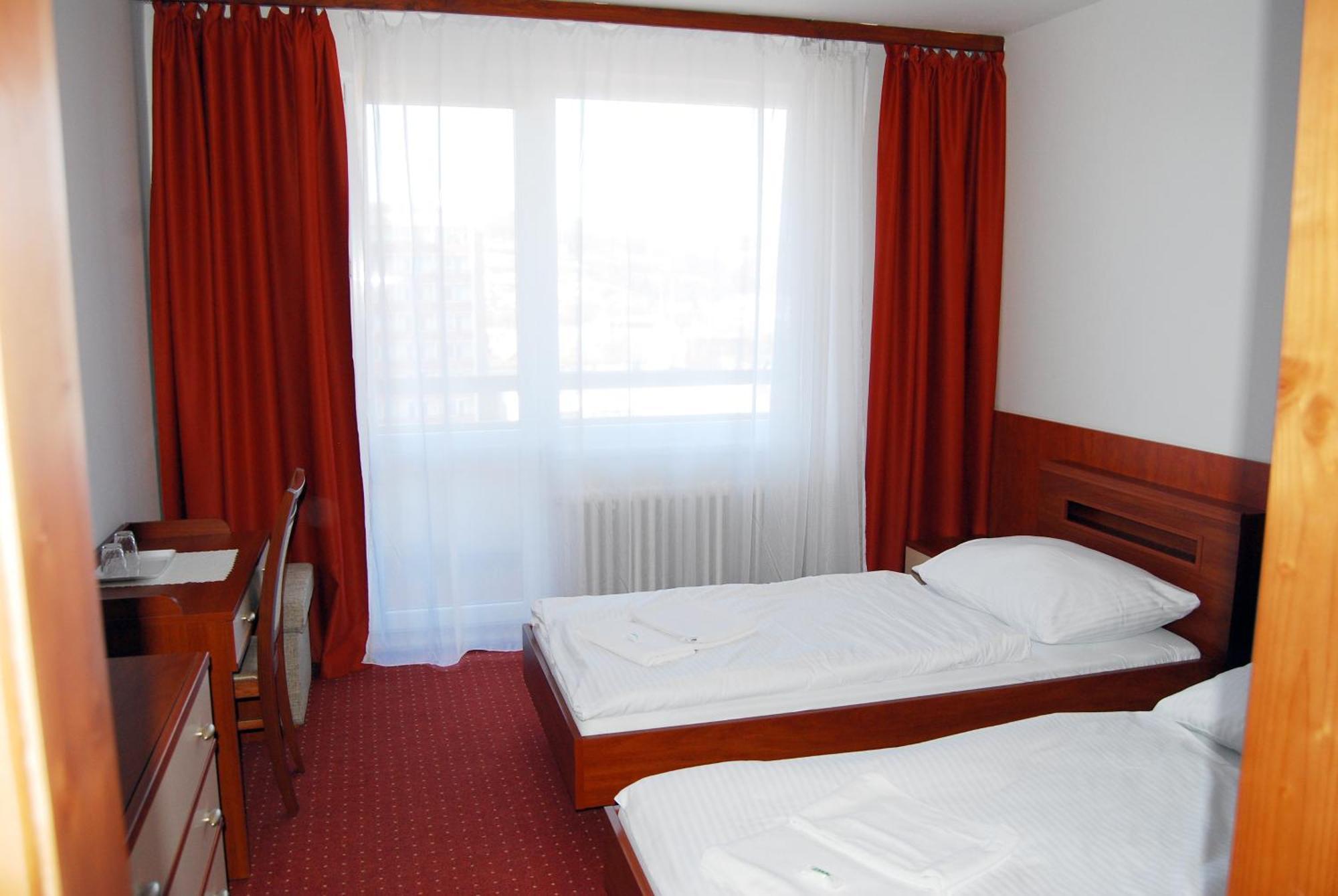 Hotel Lineas プレショフ エクステリア 写真
